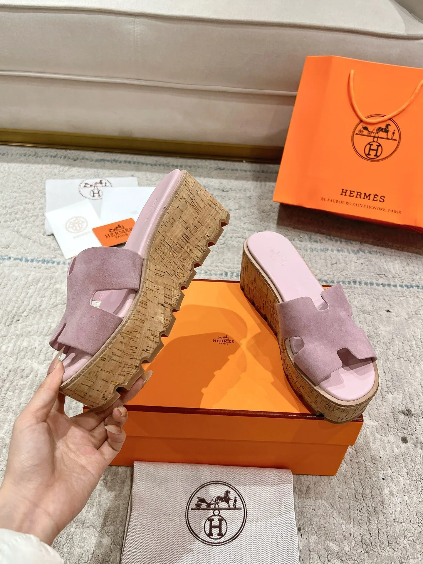 👟👟Ex-factory price 540👟👟 High version of the 2024 spring and summer new HERMES Hermès counter new style. The wedge-heeled Erjiu sandals and slippers, which have been extremely popular recently, are paired with various colorful socks. They are very trendy. Upper: cowhide. Outsole: technological imitation wood sole. Heel height: about 7cm. Size: Female 35-41 (40/41 non-refundable and non-exchangeable)